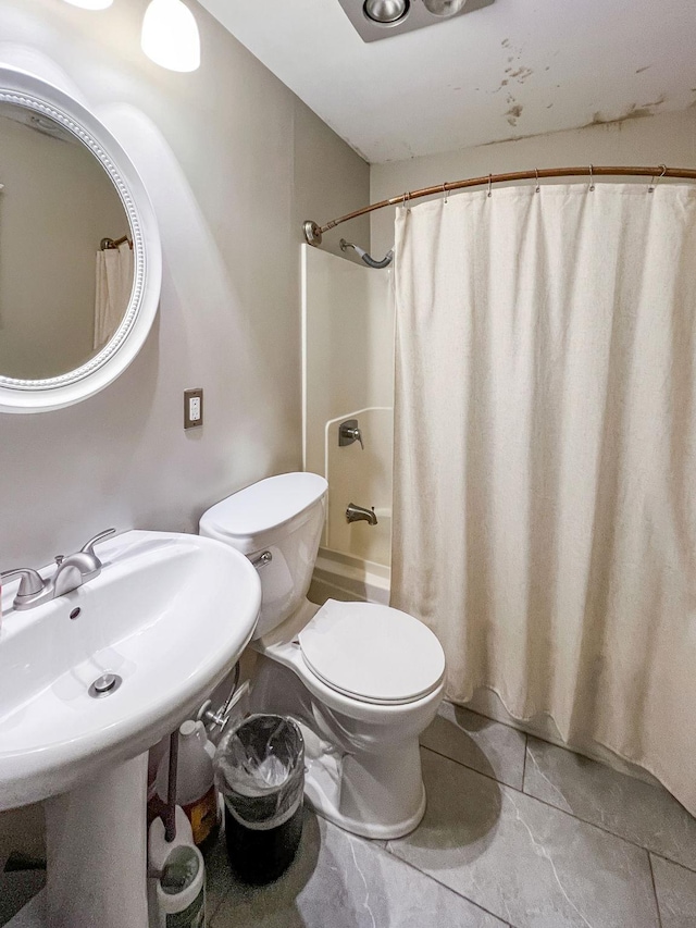 3017 James Ave S, Minneapolis, MN 55408 - full bathroom with toilet and shower / bathtub combination with curtain