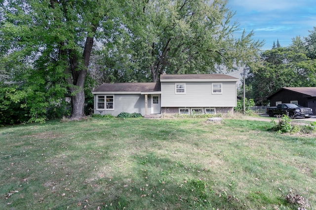 tri-level home featuring a front lawn