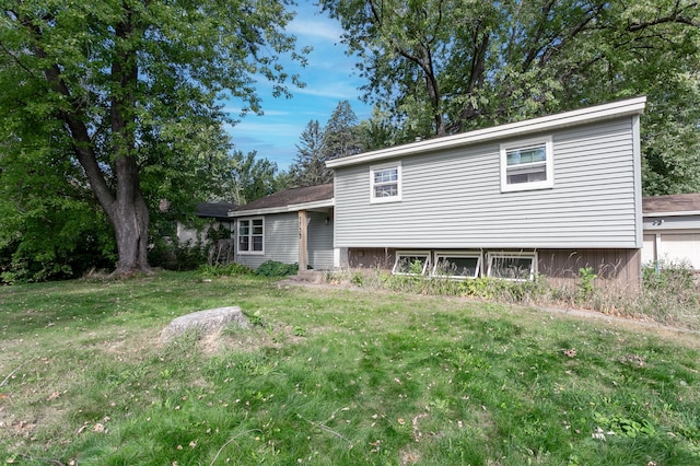 split level home featuring a front yard