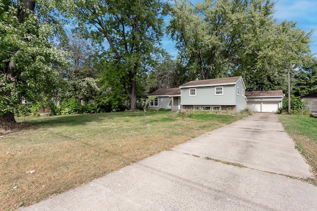 view of front of property featuring a front lawn