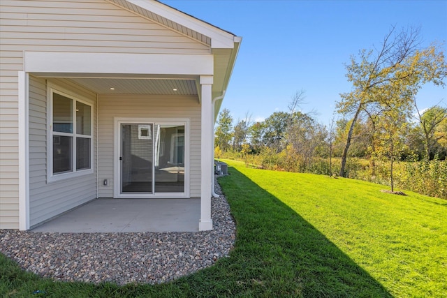 view of yard with a patio