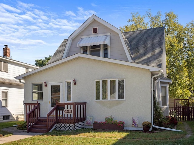 view of front facade with a front lawn