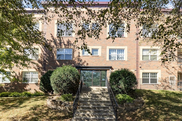 view of front of property featuring a front lawn