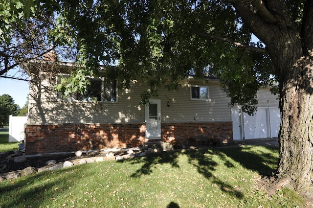 view of front of house with a front lawn