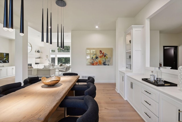 dining space featuring light wood-style flooring, baseboards, visible vents, and recessed lighting