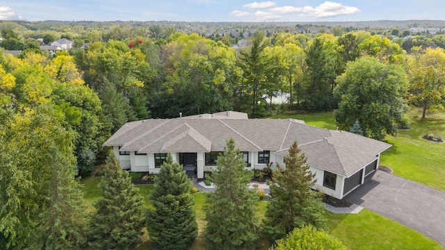 birds eye view of property featuring a forest view