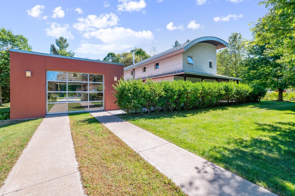 exterior space featuring a front yard