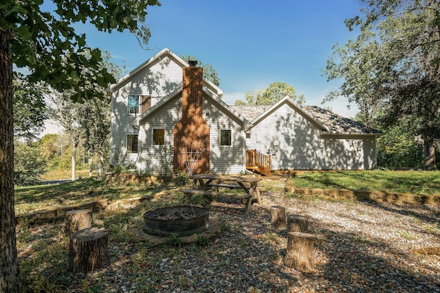 view of front of property with an outdoor fire pit