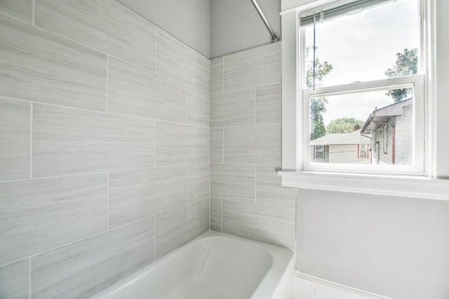 bathroom with tiled shower / bath combo