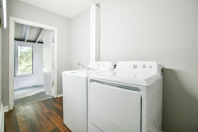 washroom with dark wood-type flooring and independent washer and dryer