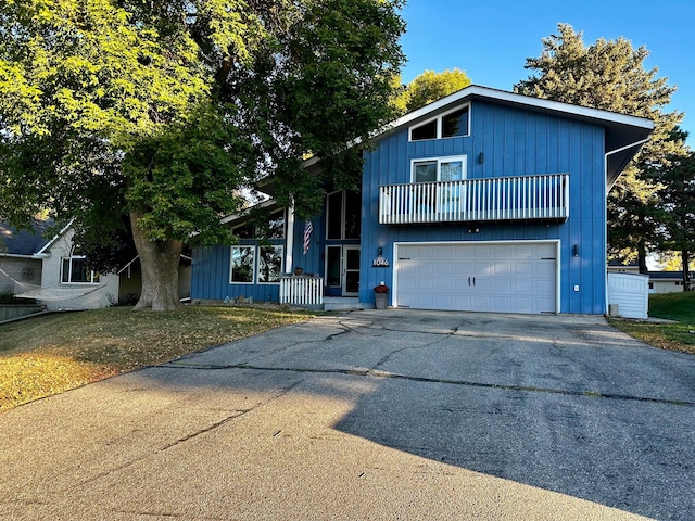 view of front facade featuring a front yard and a garage