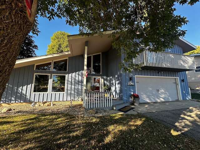 view of front facade featuring a front lawn and a garage