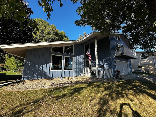 view of front of house with a front yard and a garage