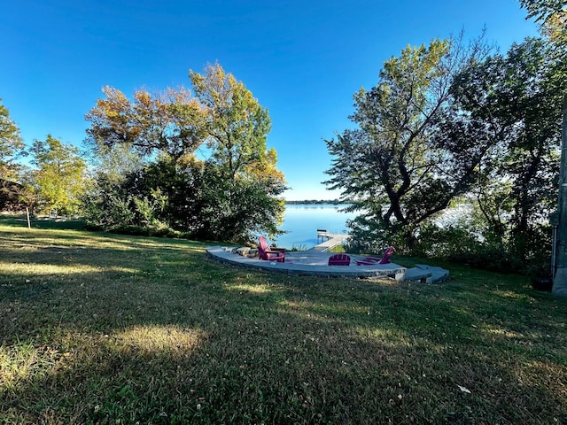 view of yard featuring a water view