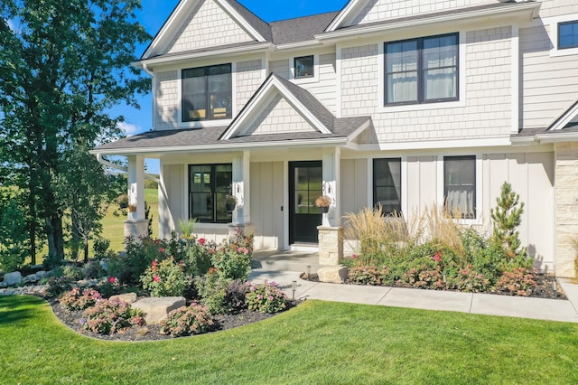 craftsman-style house featuring a porch and a front lawn