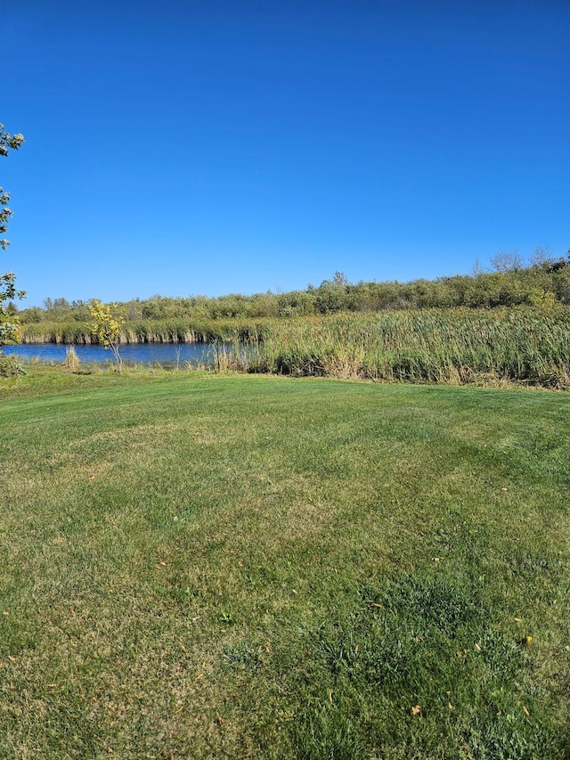 view of yard featuring a water view