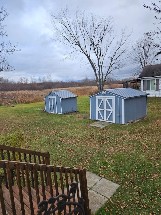 view of yard featuring a storage shed