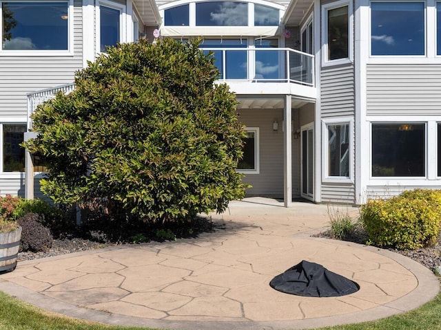 property entrance featuring a patio