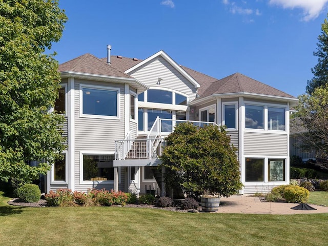 view of front facade featuring a front lawn and a deck