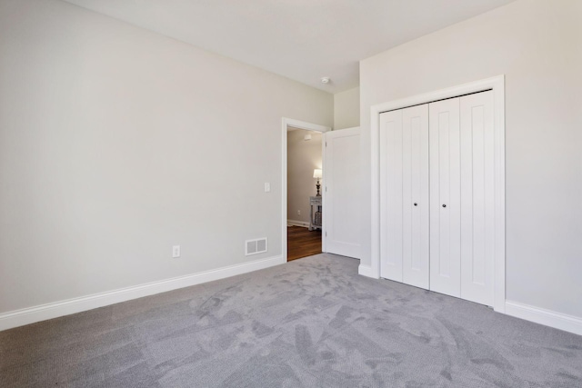 unfurnished bedroom with carpet flooring and a closet