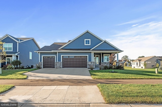 craftsman house featuring a front lawn and a porch