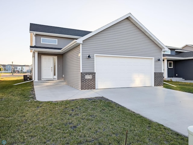 view of front of house featuring cooling unit, a garage, and a front lawn