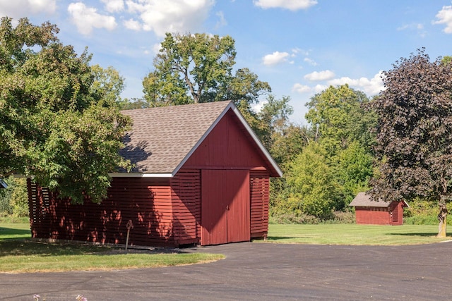 view of outdoor structure featuring a yard