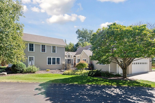 view of front facade featuring a front yard