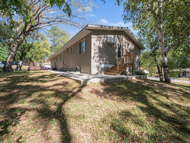 view of side of property featuring a lawn