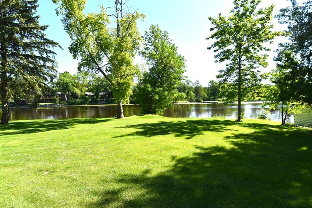 view of yard featuring a water view