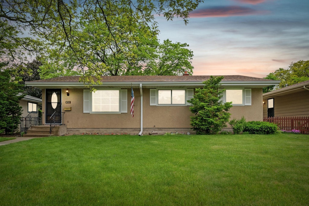 view of front of home featuring a lawn