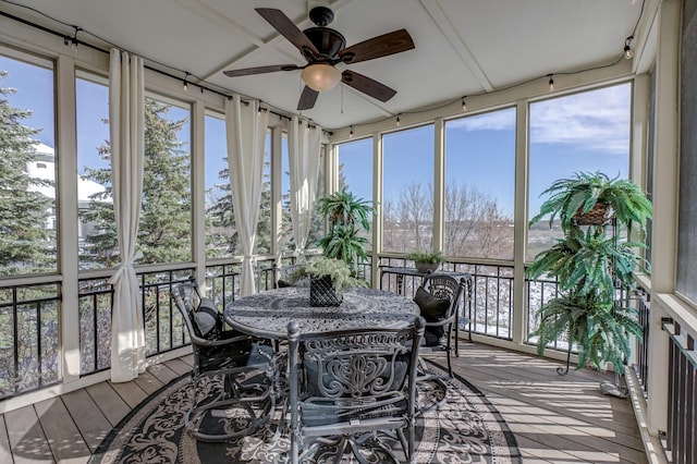 sunroom with ceiling fan