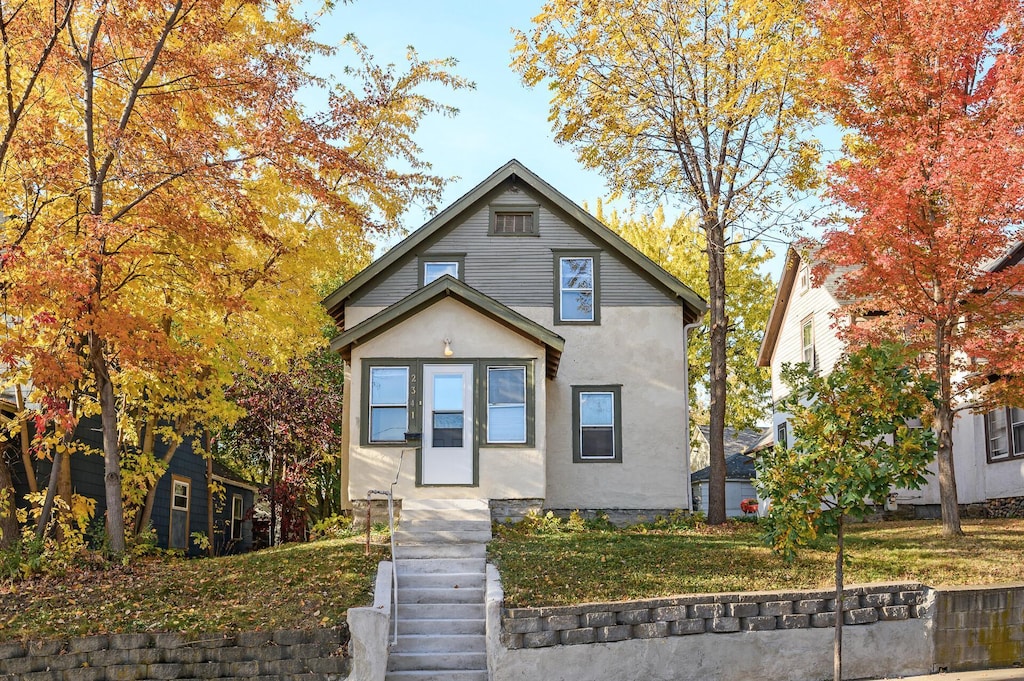 view of front of house with a front lawn