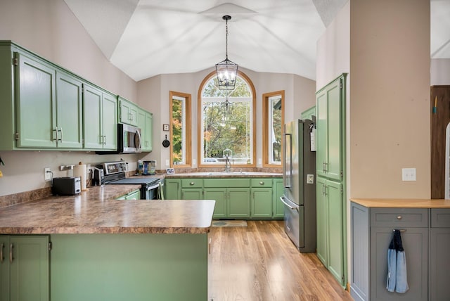 kitchen featuring kitchen peninsula, stainless steel appliances, light hardwood / wood-style flooring, lofted ceiling, and green cabinets