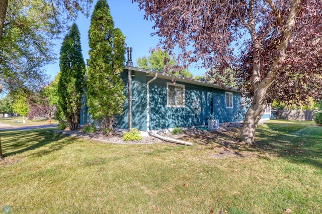 exterior space featuring a front yard