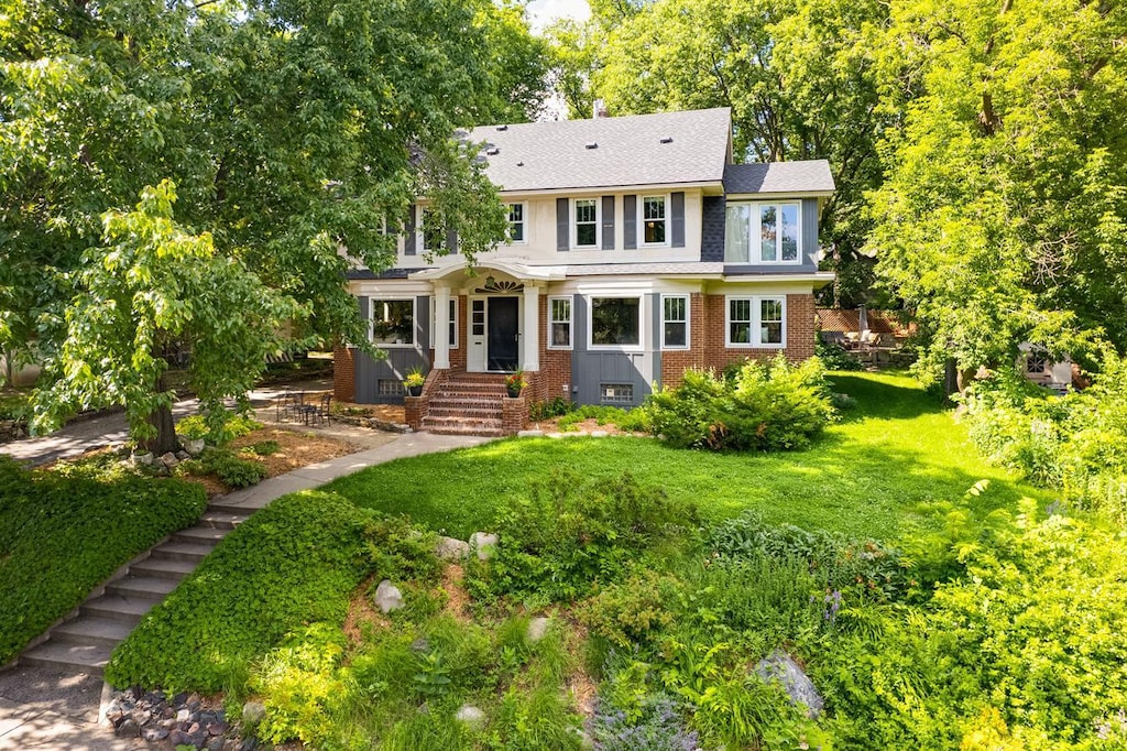 view of front of home featuring a front yard