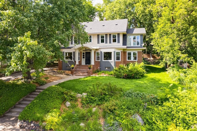 view of front of home featuring a front yard