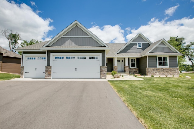 craftsman house featuring a front lawn and a garage