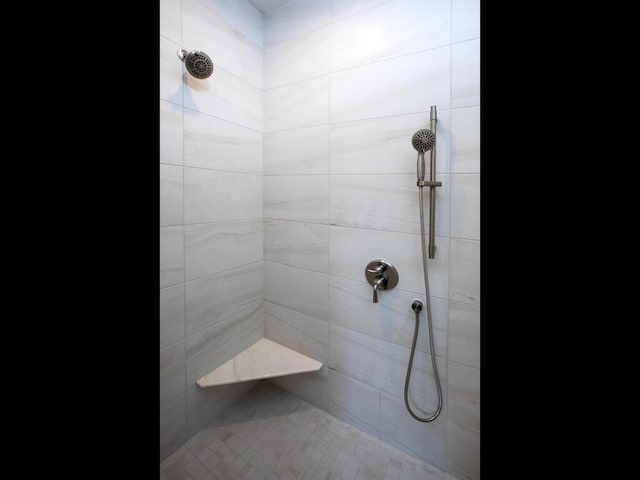 bathroom featuring tiled shower