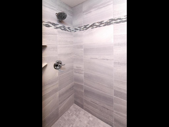 bathroom featuring tiled shower