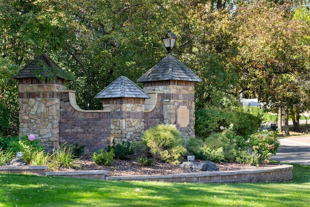 community sign with a yard