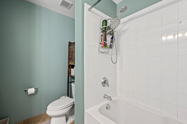 bathroom with toilet and tiled shower / bath