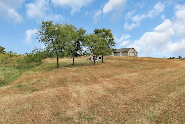 view of yard featuring a rural view