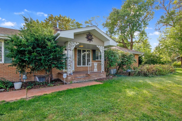 view of front of home featuring a front lawn