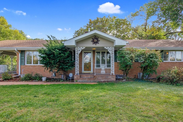 view of front of home featuring a front yard