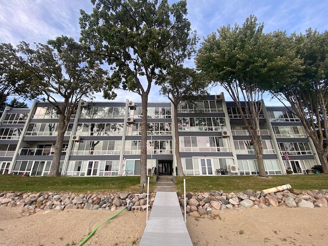 view of apartment building / complex