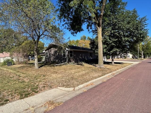 ranch-style home featuring a front lawn