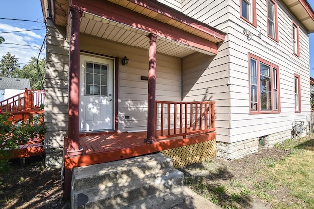 entrance to property featuring a wooden deck