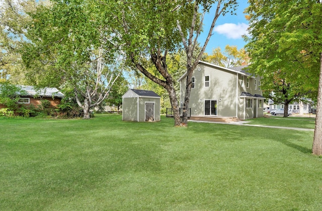 view of yard with a storage shed