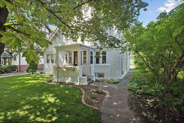 view of front of property with a front yard